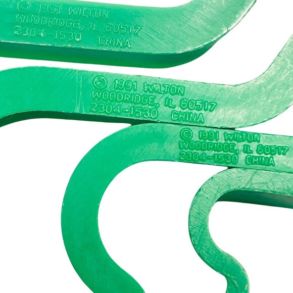 Gingerbread Man Cookie Cutters By Wilton Set Of 4 Green Family Vintage - Picture 4 of 5